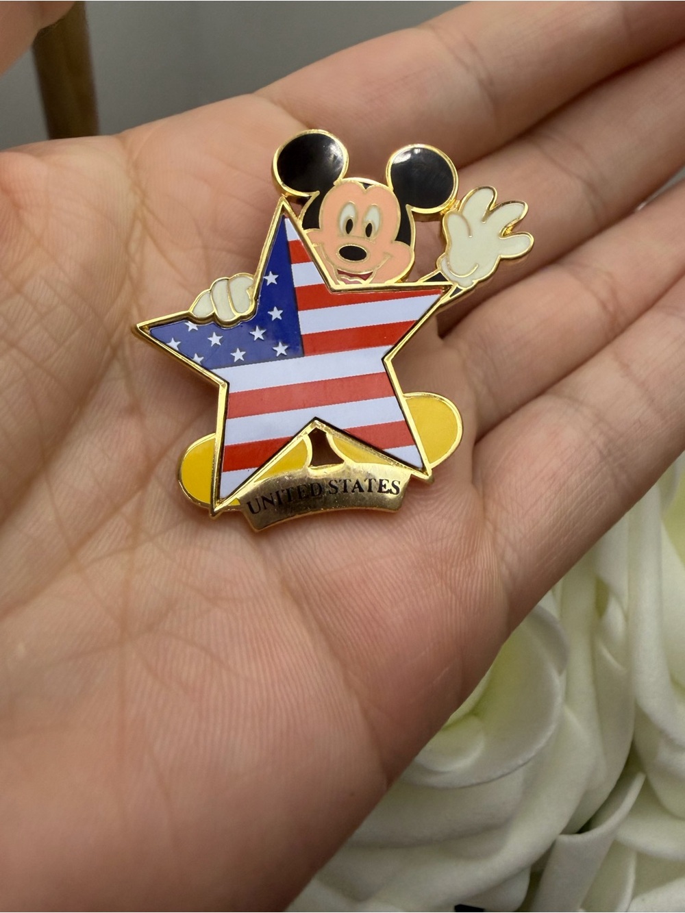 Mickey Mouse USA Flag Star Enamel Pin - Gold Tone - Picture 2 of 4